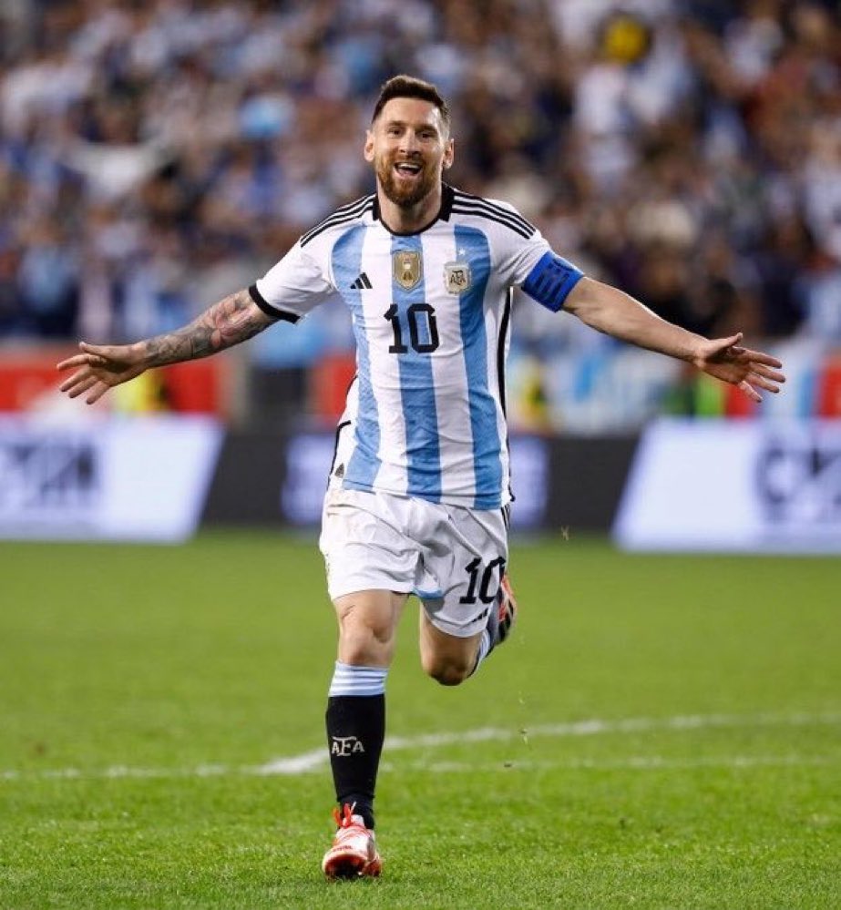 kaiser_1019's tweet photo. Lo criticaron en 2022 porque 4 de sus 7 goles fueron de penal. Se pasaron años mame y mame con esos penales… y llega ahora Messi con 39 años y les cierra el hocico con sus 7 goles sin un solo penal en este mundial 🤫 https://t.co/peZjN6DUyA