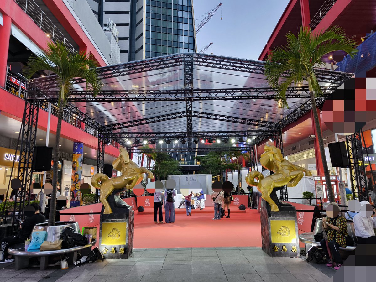 yoshi_shimamura's tweet photo. 【第62回金馬映画祭（Golden Horse Film Festival）】

台湾・台北で開催された、金馬映画祭（Golden Horse Film Festival）に参加をさせていただきました😄

中華圏をはじめとするアジアの優れた才能が集結する歴史ある本映画祭は、非常に活気に満ちていました。

多様な文化や視点が反映された素晴らしい作品群を拝見し、同じ業界に身を置く者として大きな刺激を受けました。

また、国際共同製作に携わるプロデューサーの皆様と直接お会いし、国境を越えた映画づくりの未来について有意義な意見交換ができたことは、非常に貴重な経験となりました。

このような素晴らしい交流の場を運営された主催者の皆様、そして現地で温かく迎えてくださったすべての関係者の皆様に、心より感謝申し上げます。

今回の学びと素晴らしい出会いを、今後の作品づくりに生かします✨