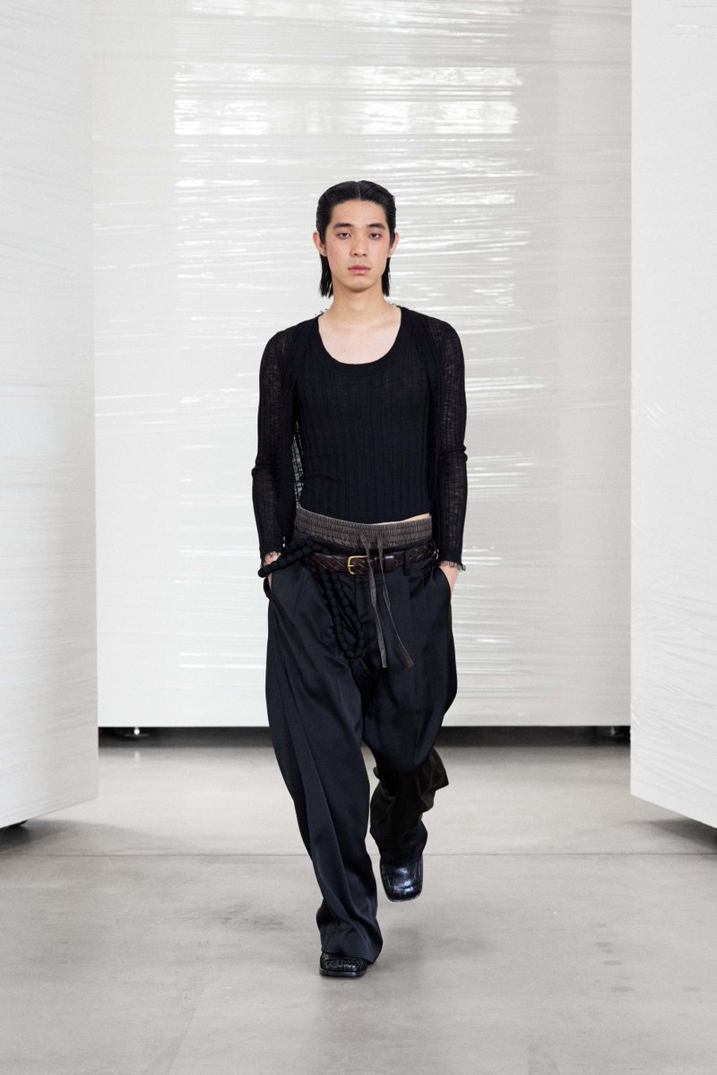 MaleFashTrends's tweet photo. William Fan abre la semana de la moda de Berlín con 'Exchange', una colección llena de fluidez y sastrería #PV27 #SS27 #BFW https://t.co/FOhFP7tmNI https://t.co/ShVYxIdVhi
