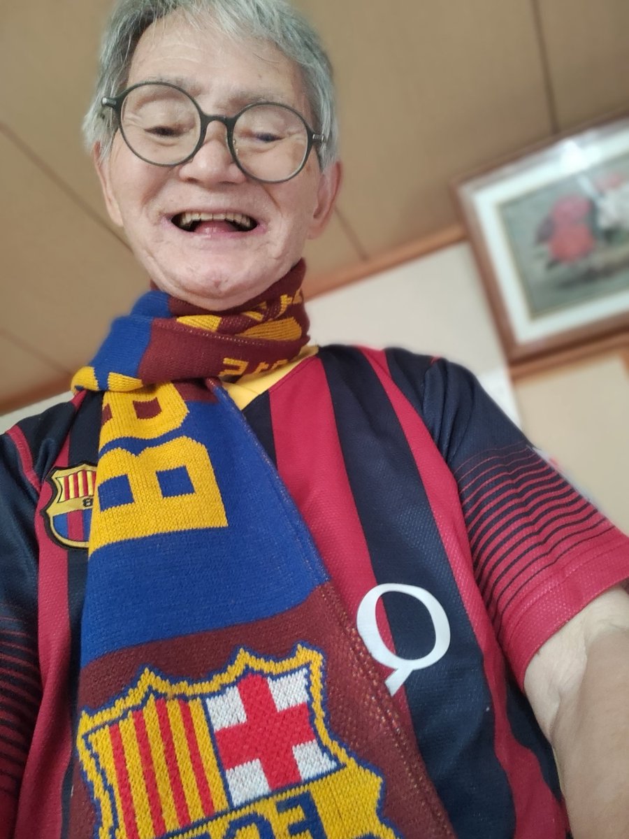 torayosa's tweet photo. ２０１５年横浜国際のバルサ時代のリオネル・メッシはVEGAさんにちょっかいだすリーベル・プレートの酔っぱらいを黙らしたのでした～。 https://t.co/c7SgFr7SHR