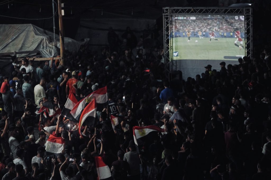 HamzaHassann's tweet photo. في غزة، لا يرون من العالم إلا مصر، ولم يستطع أحد إلى الآن مجاراة حبّهم لها. https://t.co/CTCDRWuN8G