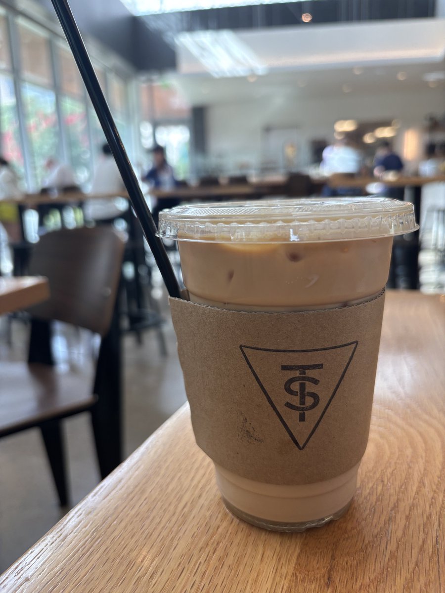 yosuke_u's tweet photo. ヒューストンではTenfold Coffee CompanyとTout Suiteでアイスラテ
カフェはどこもオシャレで美味しかった！ https://t.co/7JVay8YuOw