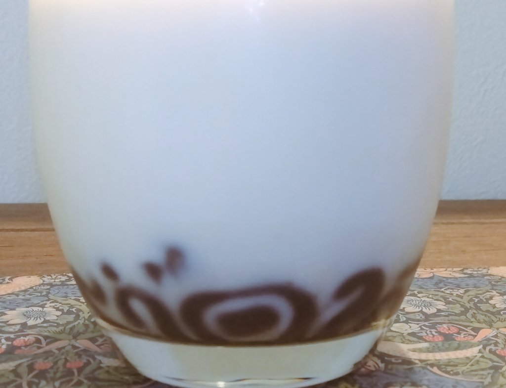411229ayaka's tweet photo. ココアを作ろうとしたらシロップがコップの底で文字みたいになってた。なんかかっこいい https://t.co/dHDbt6piuy