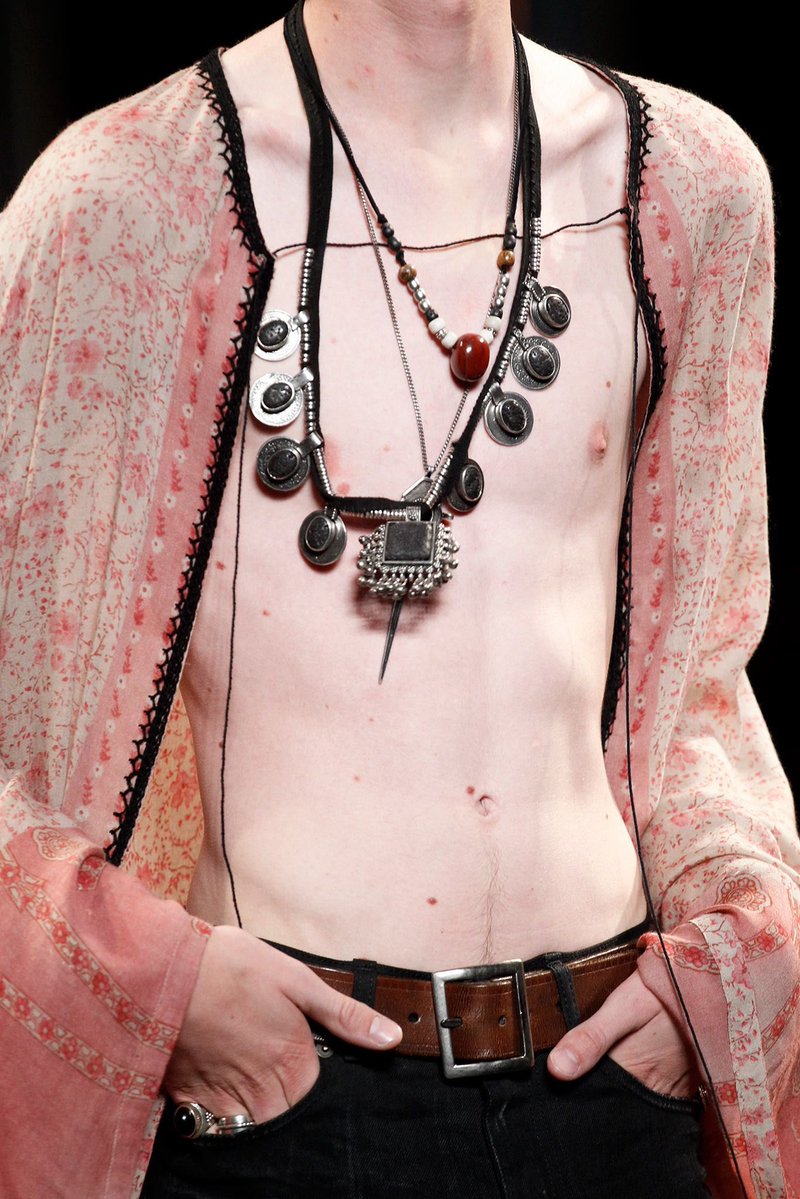 mitchomezzomo's tweet photo. a cada 6 meses eu volto a ter um hiperfoco nessa coleção. saint laurent ss2015 masculina pelo hedi slimane https://t.co/KmHA9eUnjg