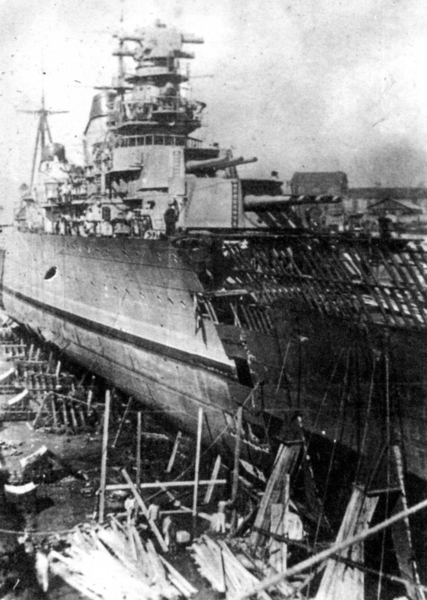 HiddenHistoryYT's tweet photo. Light cruiser Maxim Gorkiy receiving a new bow after mine damage, Kronshtadt, Leningrad, Russia, 3-21 July 1941 https://t.co/rsjh3L9L5o