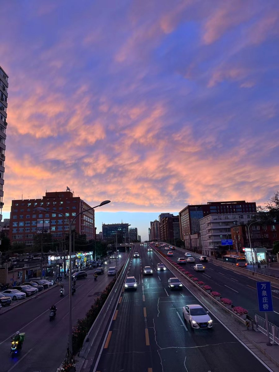 thom210576's tweet photo. Bumped into this amazing golden hour glow on my evening walk – city streets feel like they’re wrapped in a soft warm blanket today https://t.co/Gka9pLTBYg