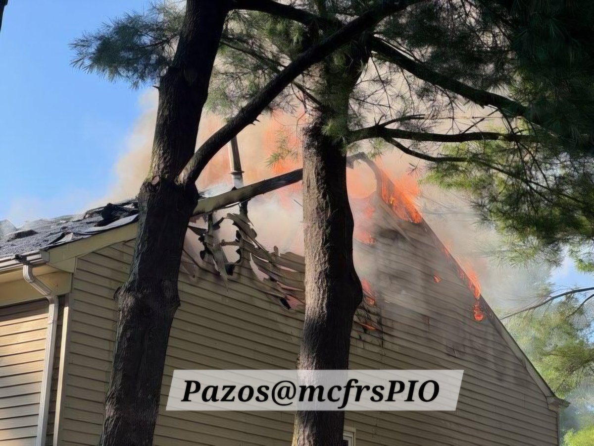 DavidPazos15's tweet photo. 1000blk of Copperstone Ct(Rockville)/@615PM- @mcfrs dispatched for fire from the attic of an end of unit townhouse. No occupant injuries reported. Occupants will be displaced. More info to come. @mcfrsPIO https://t.co/dIhSdwmIc4