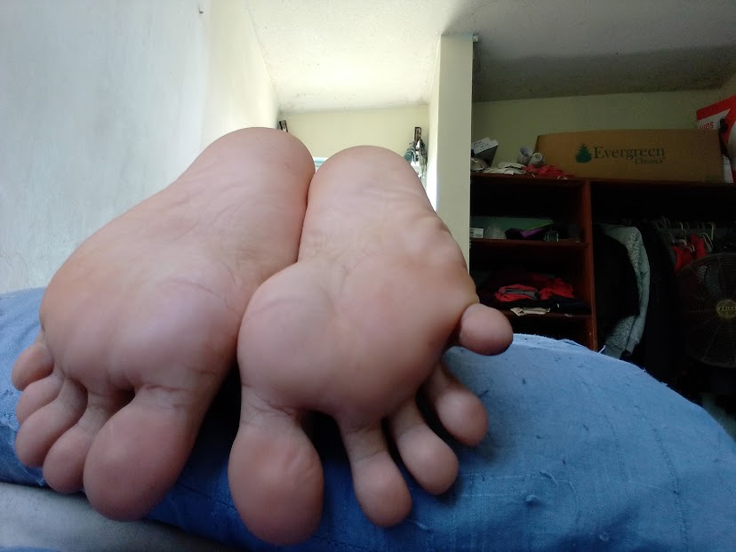 ge4r_main's tweet photo. feet friday ;P https://t.co/qdUwdaqRTA