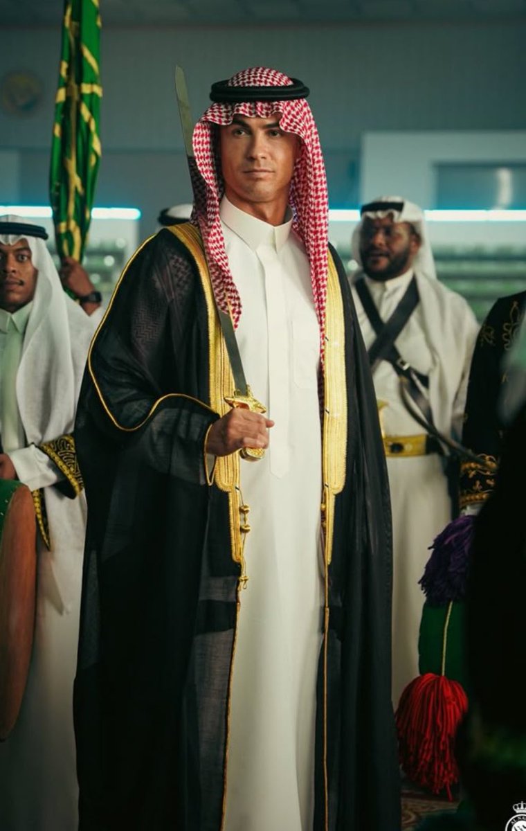 Skywalker5371's tweet photo. “Müslüman rolünü o kadar iyi oynadım ki penaltı atarken bile besmele cektim.”

-Arabistanlı ronaldo- https://t.co/iswK6Jy0Rp
