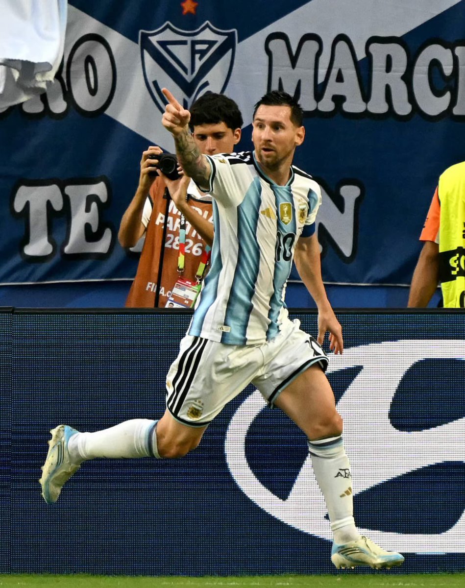 velezafondo's tweet photo. Leo y #Vélez 💙😍 https://t.co/4remEBRa7A