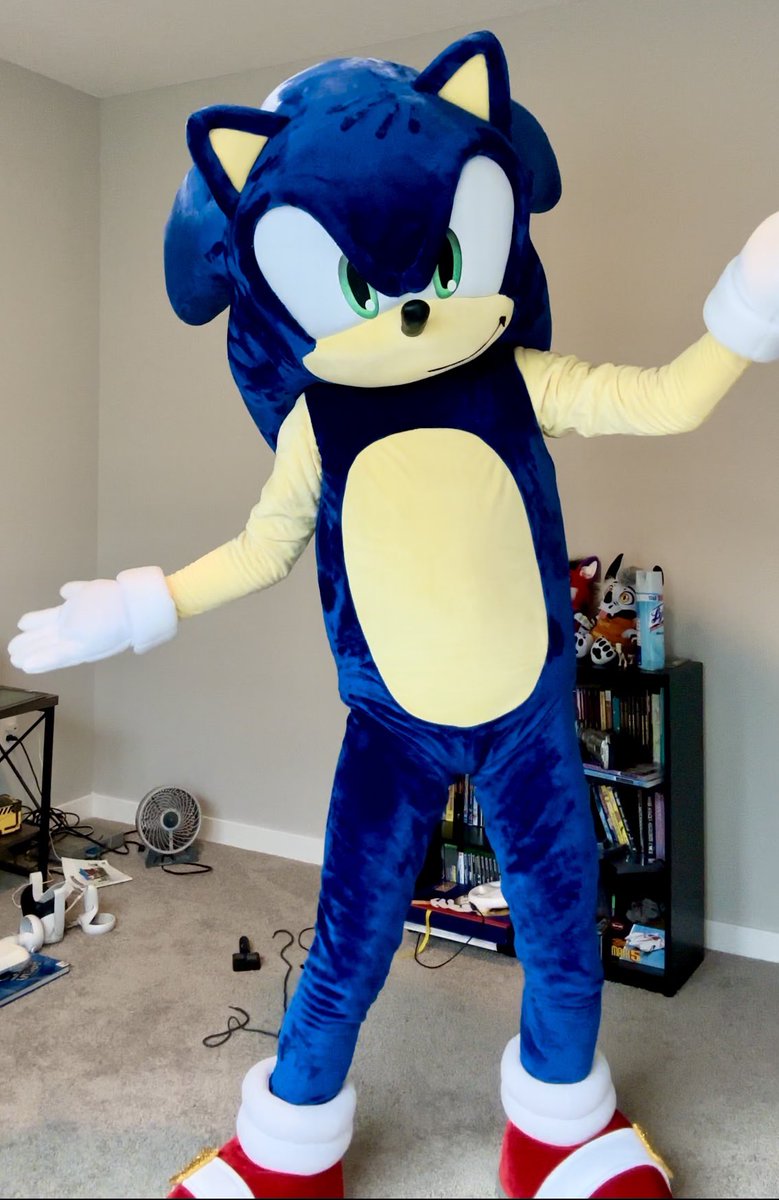 FyreFoxYT's tweet photo. If you get any pics with #SonicTheHedgehog at #Anthrocon feel free to share them with me! #Anthrocon26 #Furry #Furries #Fursuit https://t.co/6Y0cwfsJx1