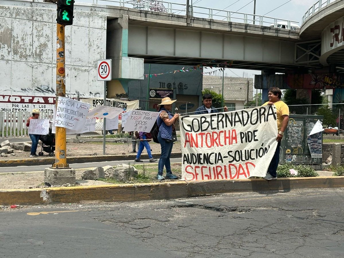 AntorchaNoro's tweet photo. El pueblo trabajador no pide privilegios, exige derechos. Agua, seguridad y educación son necesidades básicas negadas por un gobierno que sirve a intereses ajenos a la mayoría. #GobEdomexNoAtiendeALaGente https://t.co/5Xx9founJY