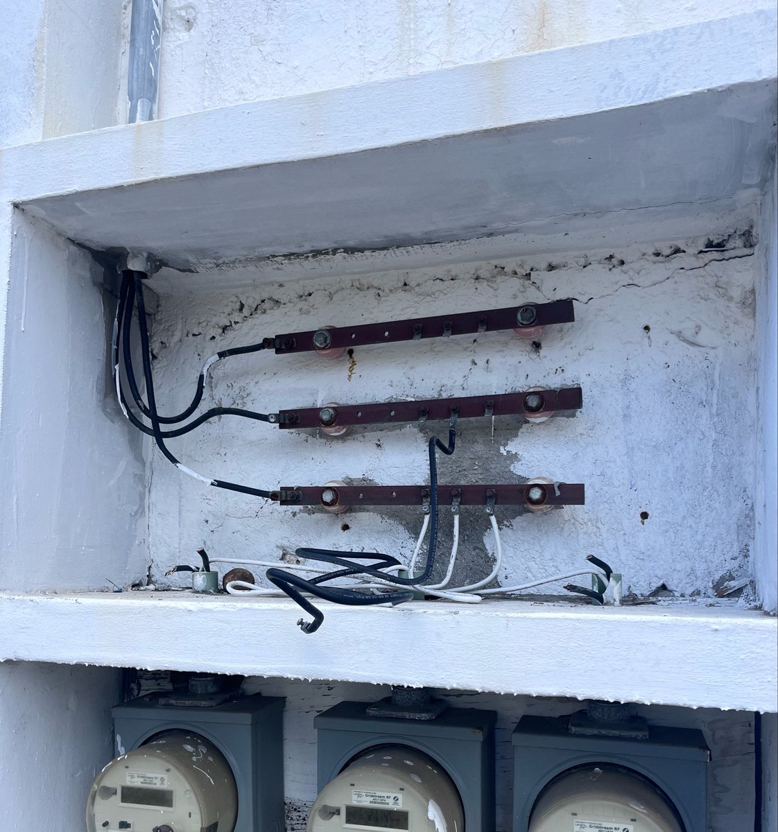 Cervazz's tweet photo. El highlight de mi día fue que amanecimos sin luz en el edificio donde vivo porque SE ROBARON LOS CABLES DE COBRE DE LOS MEDIDORES PTM, pinche banda lacra. https://t.co/SQ8sCL5i1q
