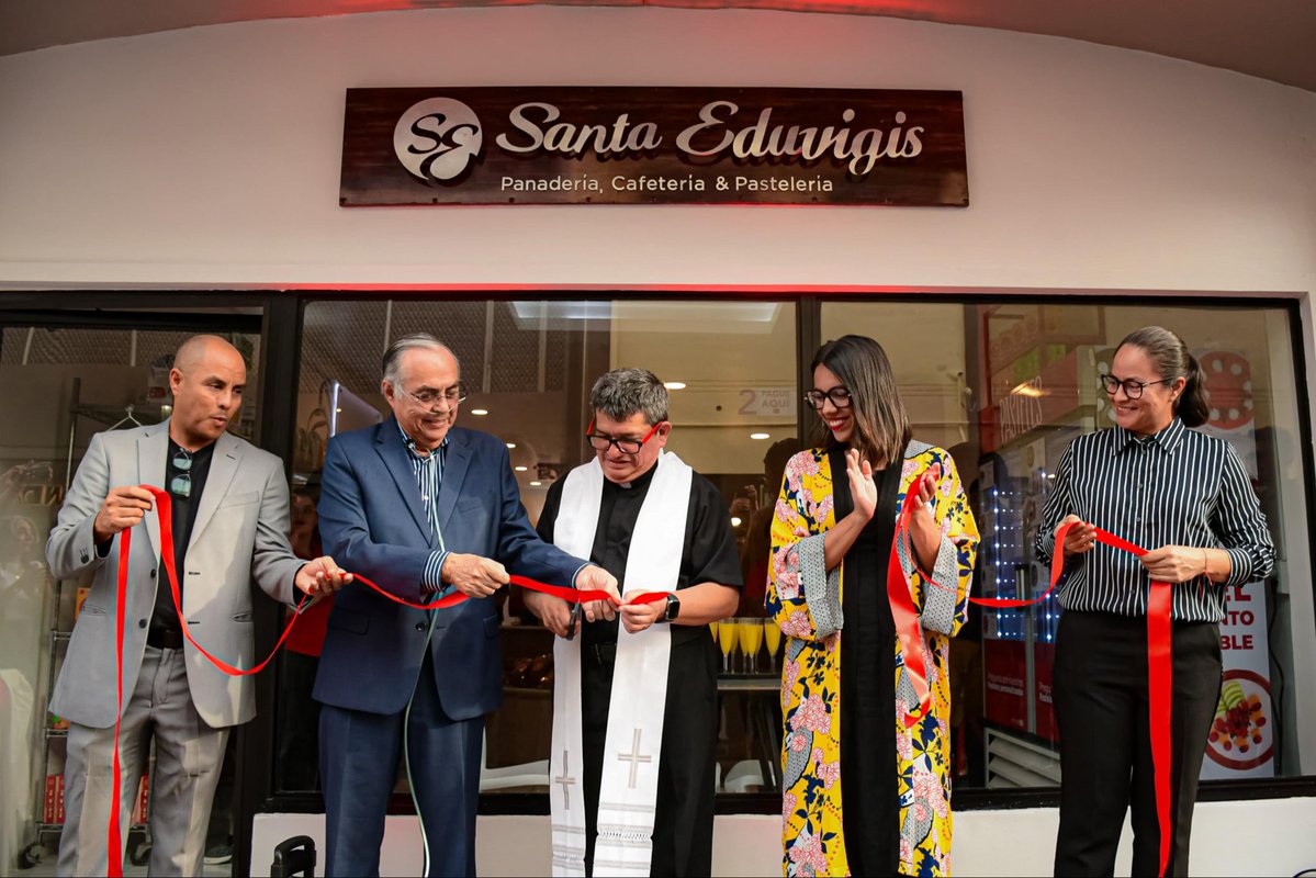 SecPrensaSV's tweet photo. #SantaEduvigis | Más inversionistas continúan apostándole al Centro Histórico de San Salvador, estableciendo sus negocios en esta zona estratégica. Esta tarde, la panadería Santa Eduvigis inaugura su nueva sucursal en el corazón de la capital. #SecretaríaDePrensa https://t.co/FG81HPOSZX