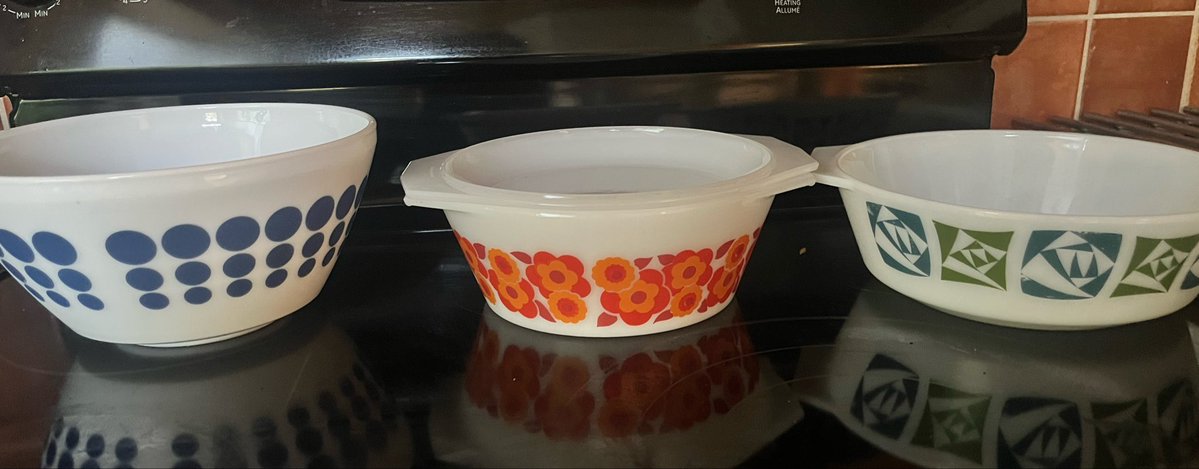 StandingHannah's tweet photo. My mum is decluttering and I found these in a donation box.  I rescued them for my kitchen. https://t.co/EaOoybzUxQ