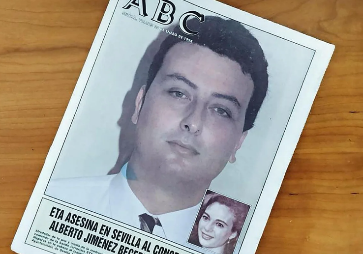 RaulGallart80's tweet photo. 🔴 La Junta de Andalucía incluirá (gracias a VOX) la historia del terrorismo de ETA en los planes de estudio para honrar la memoria de las víctimas.

🟢 Andalucía es la tercera comunidad con más personas asesinadas (121) por ETA.

📲 COMPARTE si estás de acuerdo con la medida. https://t.co/C8fCTVQwPd