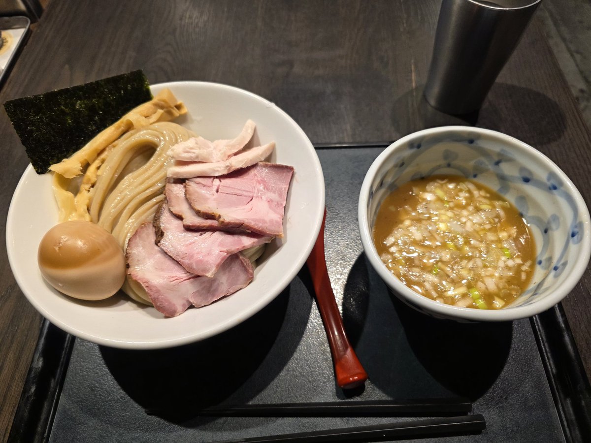Suoh007's tweet photo. 仕事帰り…土日祝は平日よりちょっと早い時間。バス待ち30分を強いられるのでちょっと時間潰すかｧと駅店の中歩いてたらまだ８時前だと言うのにつけ麺食っとるヤツおるやんけ！

ワイも食ったろと食券買おうとしたら一番スタンダードなヤツの並盛が1,480円…！たっか！

駅ナカだししゃあんか…と思ったけどこれクッソ美味かった

麺屋武蔵を上品にしたみたいなスープで麺はコシと弾力がとてもとても強い。
卵はトロットロでメンマは何かすごく長くてチャーシューは生っぽい食感だった。

高いけど良いやと思える美味さ

また食おう