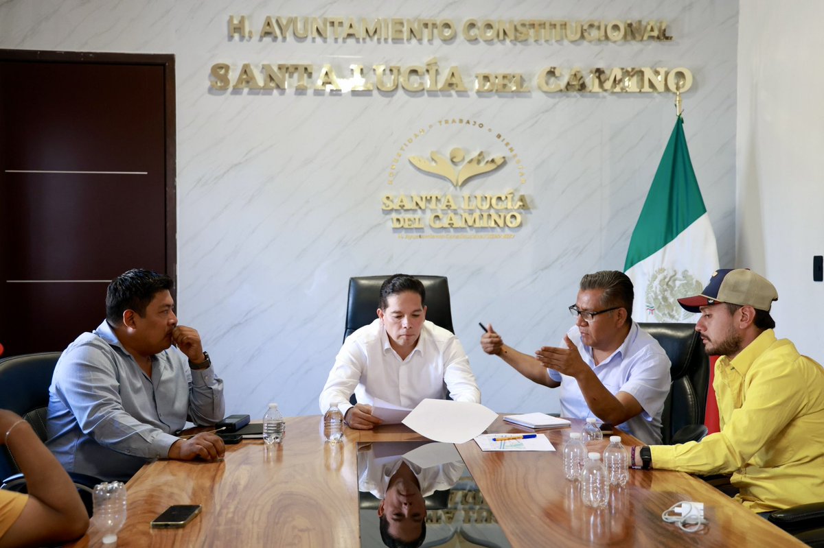 JC_GMarquez's tweet photo. REUNIÓN OPERATIVA PARA LAS ACTIVIDADES EN SANTA LUCÍA DEL CAMINO

Buenas tardes, Santa Lucía del Camino.

Esta tarde sostuve una reunión de trabajo con la síndica y el síndico, regidor, así como directores operativos de las diferentes áreas del  H. Ayuntamiento de Santa Lucía del Camino, con el objetivo de planificar las actividades que desarrollaremos durante este mes.

Estos encuentros de coordinación son fundamentales para que cada evento y acción de gobierno se realicen de manera ordenada y en beneficio de nuestra gente. Seguimos trabajando para brindar mejores servicios en materia de seguridad, alumbrado público, limpia, ecología y, principalmente, bienestar para todas las familias de nuestro municipio.

Con organización, compromiso y trabajo en equipo, seguimos construyendo un mejor Santa Lucía del Camino.