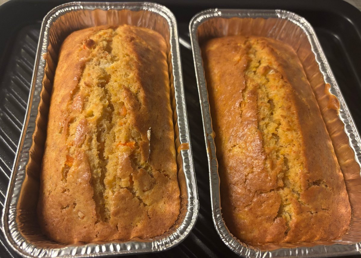 PONCOOOOK's tweet photo. 実家にて穏やかな時間がながれております。母リクエストのキャロットケーキを２本焼いて、あとはクリーム乗っけて仕上げるだけ🥕

一人で帰省するとただの子どもに戻れたような感覚で心のザワザワも少し落ち着いてて気持ち的にも穏やかです😌
久々に夜泣きから解放されて寝られたのも嬉しい。 https://t.co/uCrxHAu8l7