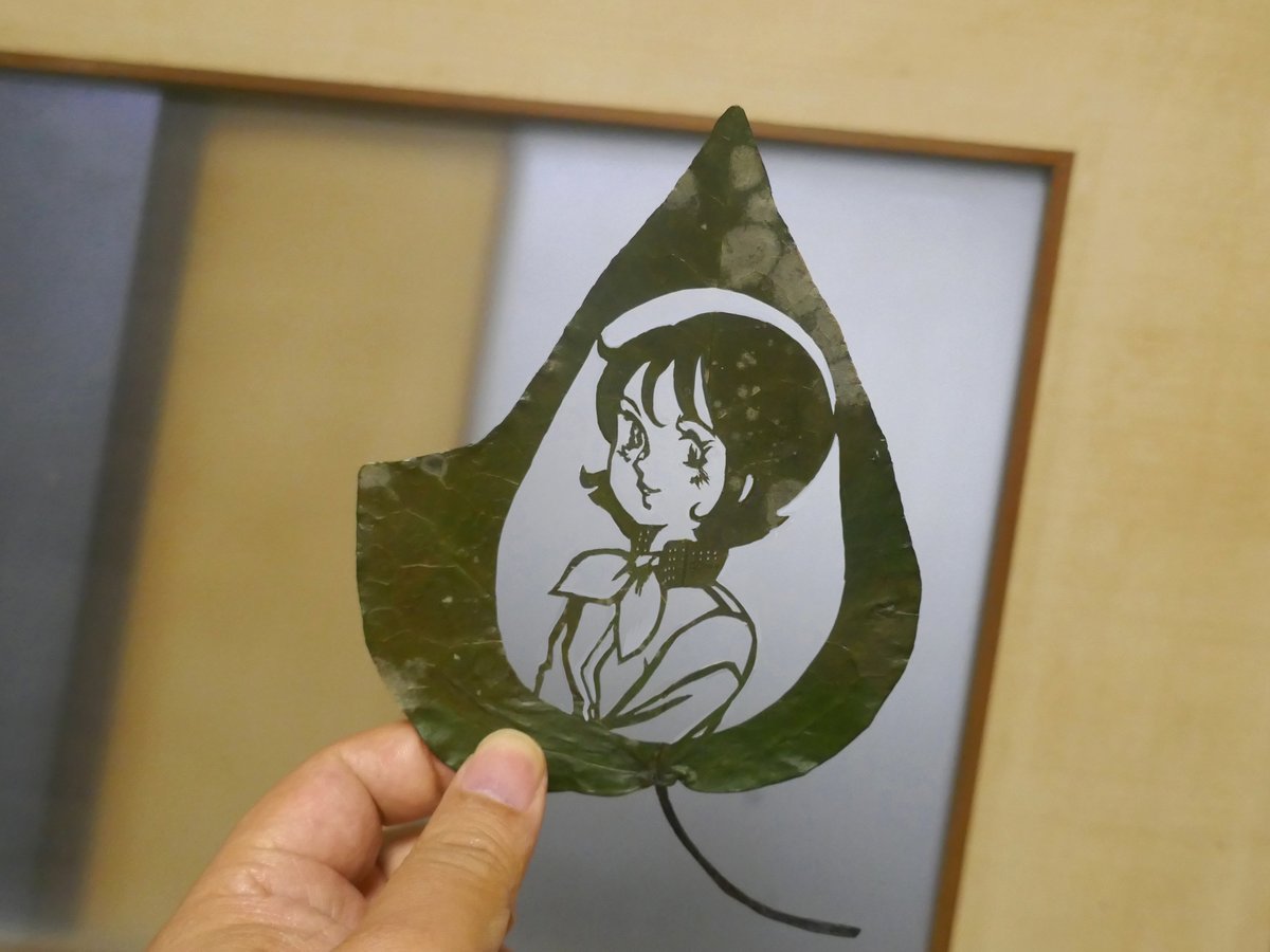 t_8100_14's tweet photo. 蔦の葉で『機動戦士ガンダム』の設定書のフラウ・ボゥ(CV:鵜飼るみ子さん)を切りました。
アムロはU.C.0078年5月頃から開始されたサイド7への入植に伴い そこに移住したとされる‥‥って事は、フラウとは幼馴染じゃなかった！
Σ(￣ロ￣lll)ｶﾞｰﾝ
＃葉っぱアート
＃機動戦士ガンダム
＃フラウ・ボゥ https://t.co/eEAtQiOT92