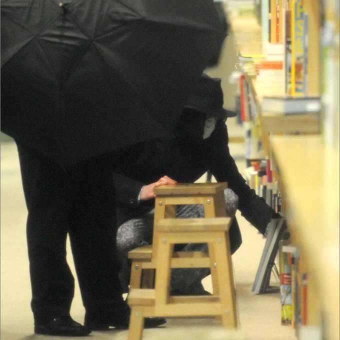 FalandoDeMaico's tweet photo. 📚 | Rara aparição de Michael Jackson em 2008 mostra seu fascínio por arte, arquitetura e literatura.

Em 31 de Dezembro de 2008, na véspera de ano novo, o local visitado por Michael Jackson foi a livraria Hennessey & Ingalls, em Santa Monica, especializada em livros de arquitetura, arte, design e fotografia. Michael era um cliente antigo da loja e costumava comprar grandes quantidades de livros sempre que a visitava.

Michael chegou acompanhado por seguranças e utilizava seu característico disfarce da época: máscara no rosto, chapéu e um grande guarda-chuva preto para dificultar o trabalho dos paparazzi. Ele passou um bom tempo olhando livros nas estantes, especialmente nas seções de arte e arquitetura.

Os funcionários da livraria já o conheciam e disseram posteriormente que ele era um frequentador respeitoso, tranquilo e apaixonado por livros. Antes de ir para a livraria, Michael foi ao consultório do dermatologista Arnold Klein, em Beverly Hills, algo que também fazia com frequência naquele período.

Essa visita ganhou um significado especial depois de sua morte. Funcionários da Hennessey & Ingalls contaram ao jornal Los Angeles Times que Michael era um dos clientes mais queridos da loja. Segundo eles: ele comprava regularmente livros de arte, arquitetura, fotografia, filosofia e poesia; tinha um interesse enorme por Ralph Waldo Emerson, considerado um de seus autores favoritos; possuía uma biblioteca pessoal estimada em cerca de 10 mil livros, segundo pessoas próximas.

Enquanto muitos imaginavam que ele passava o tempo apenas compondo ou ensaiando, ele era um leitor extremamente dedicado e usava livrarias como um de seus lugares favoritos para buscar inspiração. Curiosamente, esse passeio aconteceu apenas 64 dias antes do anúncio oficial da residência This Is It, em março de 2009. Naquele momento, Michael já estava discutindo novos projetos musicais e apresentações com empresários e produtores, embora nada tivesse sido anunciado publicamente ainda.