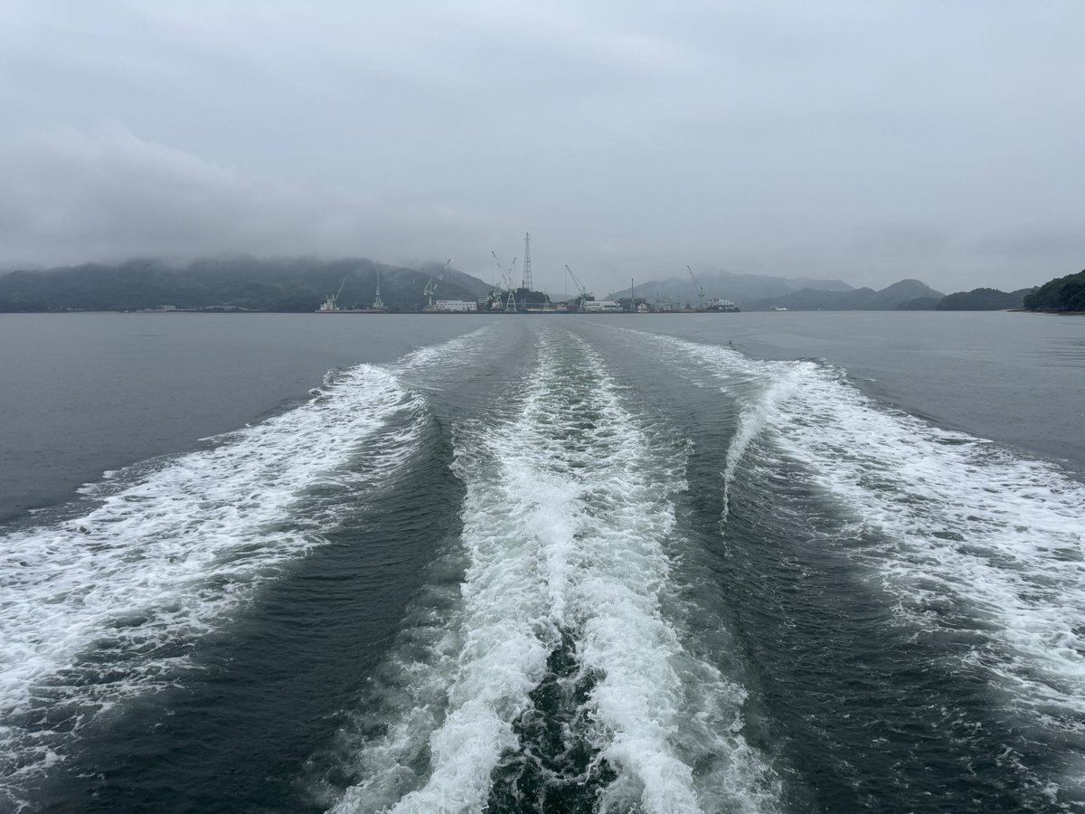 SetouchiC's tweet photo. 【7/4(土)運航情報】
本日も尾道瀬戸田航路は始発より通常運航しております
昨日は天気が良かったのですが今日からまた数日雨が続く模様
雨の日は足元が大変滑りやすくなります、中の人も出勤早々転倒の危機を迎えました
皆様もご注意下さい
 #瀬戸内クルージング #雨模様 #足元注意 https://t.co/8KPgIVLYa3