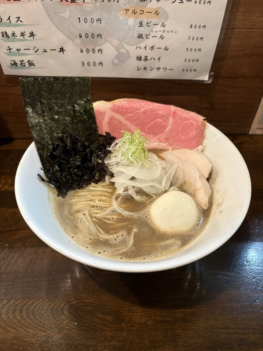 ottsu_ramen's tweet photo. 麺屋 喜楽明人 さん

12種煮干しは飲み物🍜
和え玉🍜

12種もの煮干使用で複雑に織りなすウマみたっぷりのスープと細麺がめちゃくちゃおいしい😍
たまらず和え玉も注文してスープを余すとこなく堪能しました👍
お隣に新橋のニキさん✨

今日もめっちゃおいしかったです♪
ご馳走様でした😋 https://t.co/vWr3jt5n2g