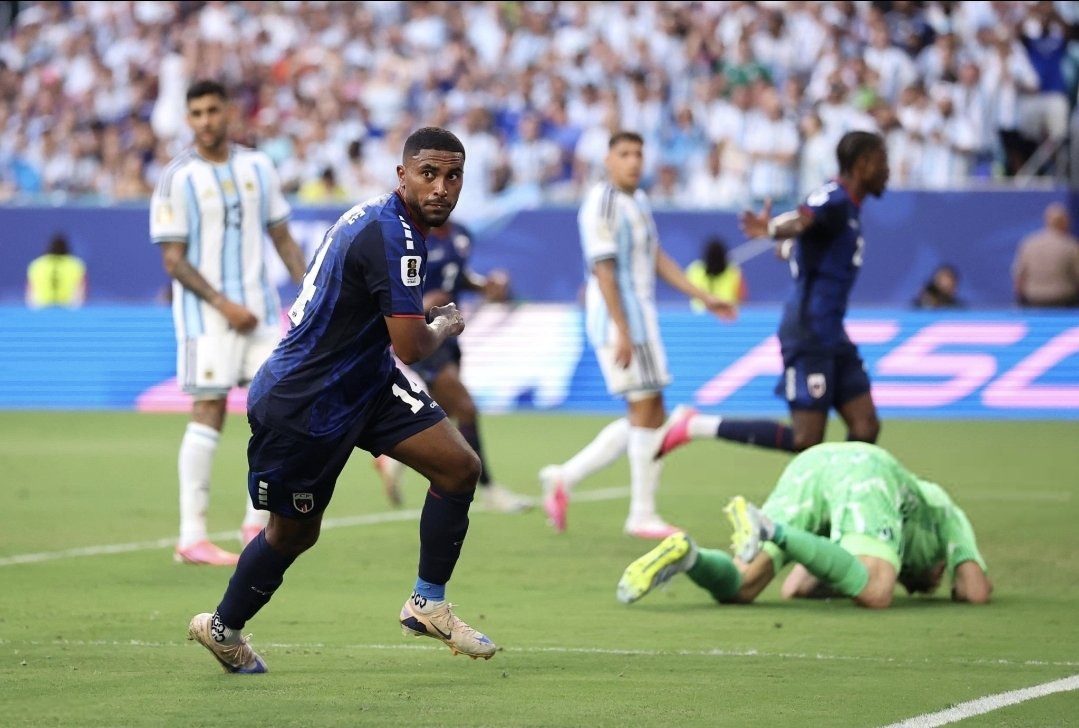 info347585's tweet photo. FOU, FOU, FOU !!!!!!!!

LE CAP-VERT 🇨🇻 REVIENT DANS LA PARTIE FACE AUX CHAMPIONS DU MONDE EN TITRE !!! 🤩 https://t.co/R2Ntfpo1e2
