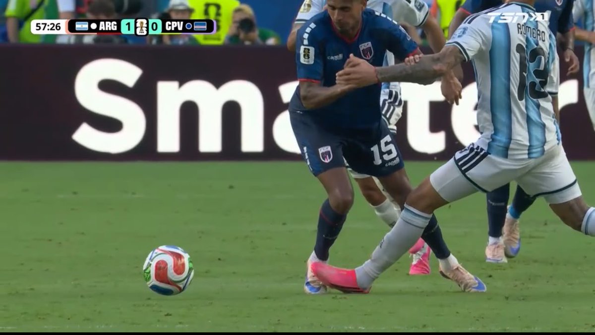 heis_fede's tweet photo. Romero stopped Cape Verde’s counter attack with this tackle and still didn’t get any card for it😂😂 https://t.co/xUewSJFg83