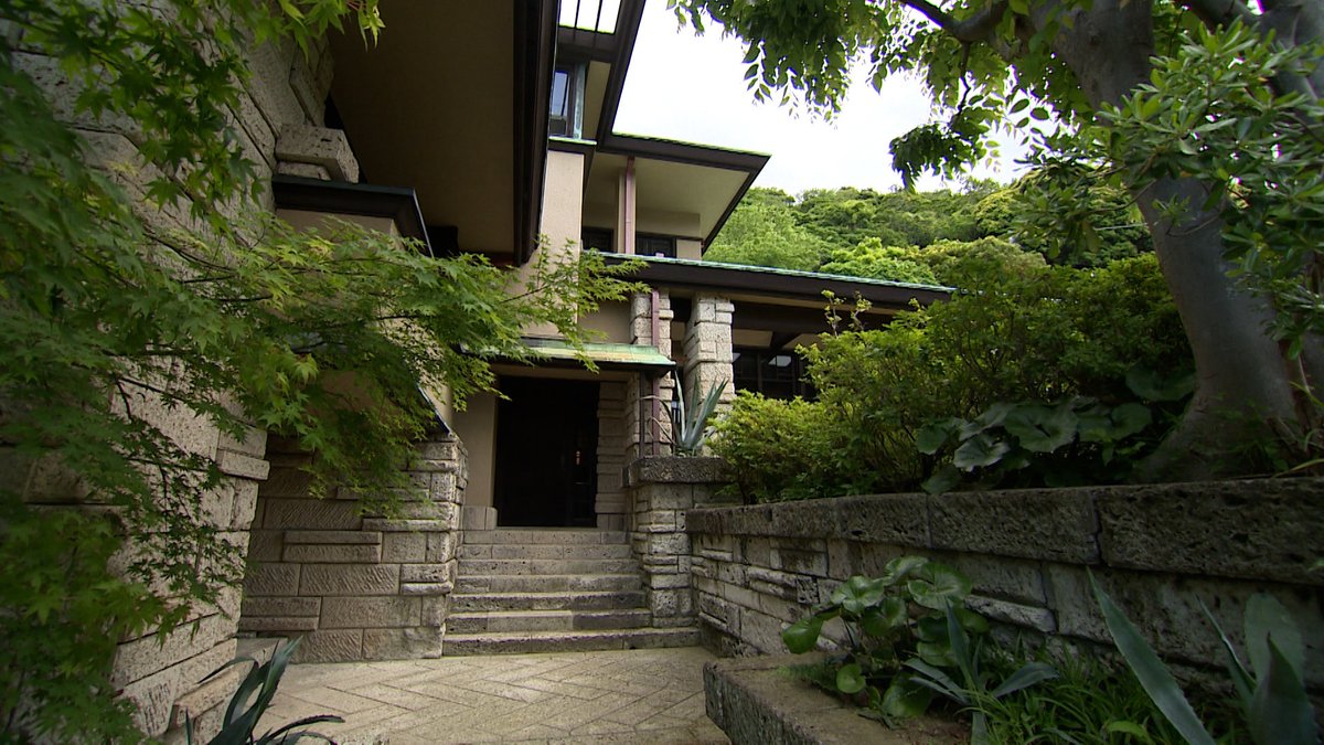 binokyojintachi's tweet photo. 【葉山加地邸】
国登録有形文化財。1928年竣工。世界的建築家 フランク・ロイド・ライトの愛弟子 遠藤新が設計。いたる所にライトゆずりのデザインが施されています。現在この建物はその洗練された美しさから「小さな帝国ホテル」と呼ばれ、一日一組限定の宿泊施設となっています。
#新美の巨人たち https://t.co/6KWJfDiH3y
