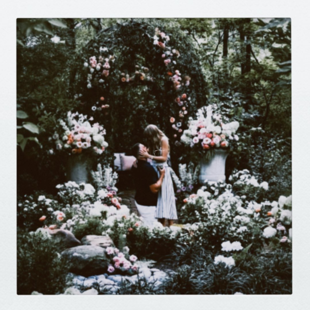 updateswiftbr's tweet photo. IN HER WIFE ERA! 💍

Em comemoração ao casamento de Taylor Swift, resgatamos a playlist que fizemos quando ela anunciou o noivado com Travis Kelce, com as músicas mais românticas da carreira dela para vocês entrarem na vibe “apaixonados” enquanto aguardam as fotos do casamento. https://t.co/nrotTPAbsC