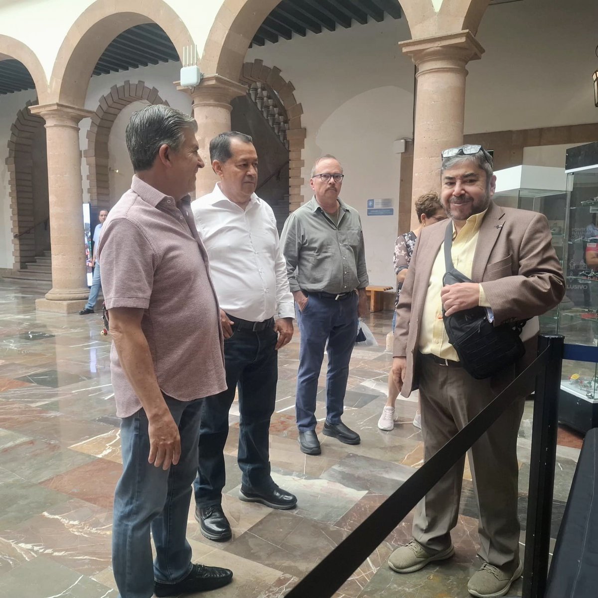 GabrielDuranOr2's tweet photo. Recibimos con mucho gusto a nuestro senador por Guanajuato, @Ricard , en la Presidencia Municipal de León.
fue un encuentro enriquecedor, en el que recordamos  su pasado como Regidor del H Ayuntamiento periodo 95-97 y Presidente Municipal periodo 09-12
#enleontrabajamosconpasion https://t.co/1yY3WrJV94