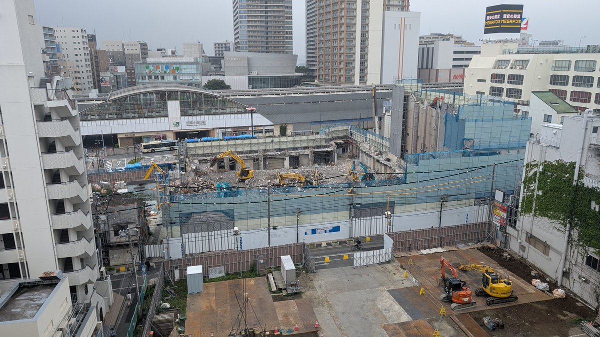 musako_north's tweet photo. 旧西友ビルの解体も、いよいよ1階部分に到達したようで、駅側のシャッターが見えるようになりました。銀行の金庫が見れたりしないかなと期待してたんですが、それらしいものは見えないですね。
陽栄小金井ビルも上から重機でガンガン解体中🐼
#武蔵小金井 #再開発 #ビル解体 #工事 https://t.co/Wo1DJ4kPLK