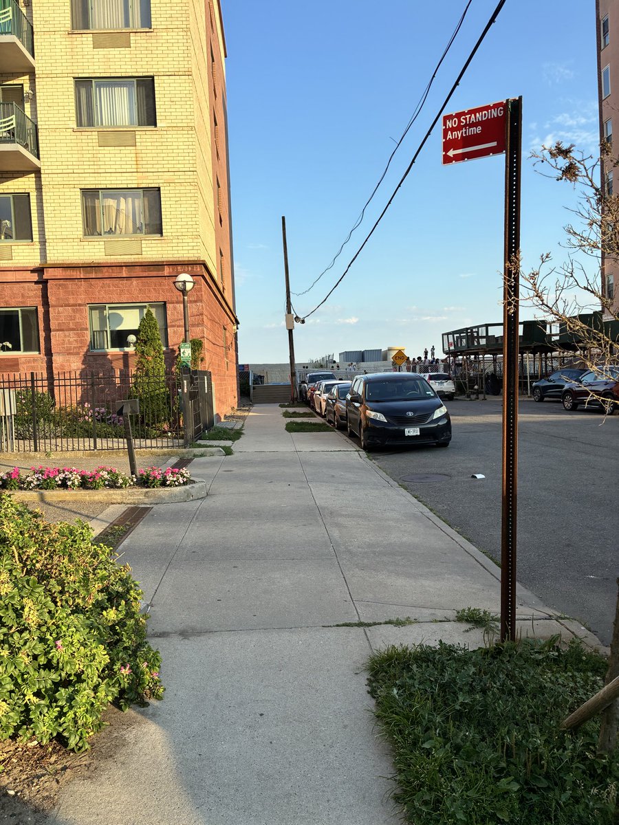 pooppala's tweet photo. @NYPDPC @NYPD100Pct

Y’all wanna get a meter maid down here? 117th and ocean promenade https://t.co/qlEkB3mUhw