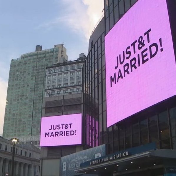 poponze's tweet photo. Um telão no Madison Square Garden anunciou ao público que Taylor Swift e Travis Kelce já haviam trocado os votos de casamento. https://t.co/qKvsdgoRt3