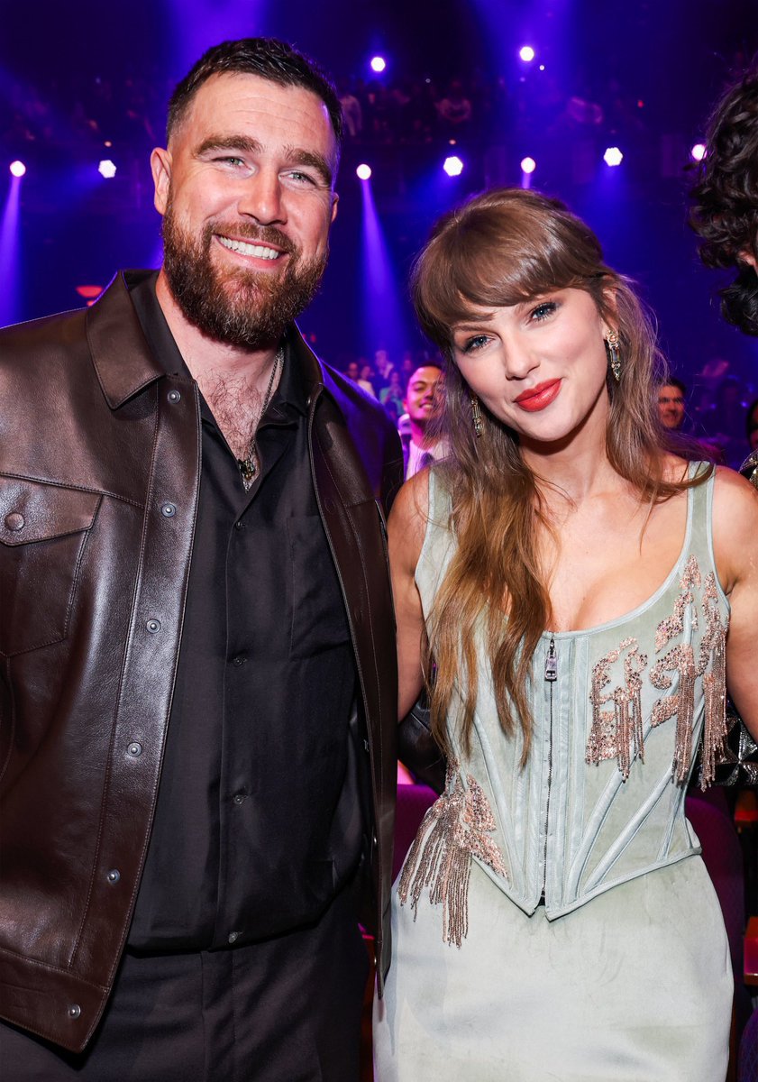 poponze's tweet photo. Um telão no Madison Square Garden anunciou ao público que Taylor Swift e Travis Kelce já haviam trocado os votos de casamento. https://t.co/qKvsdgoRt3