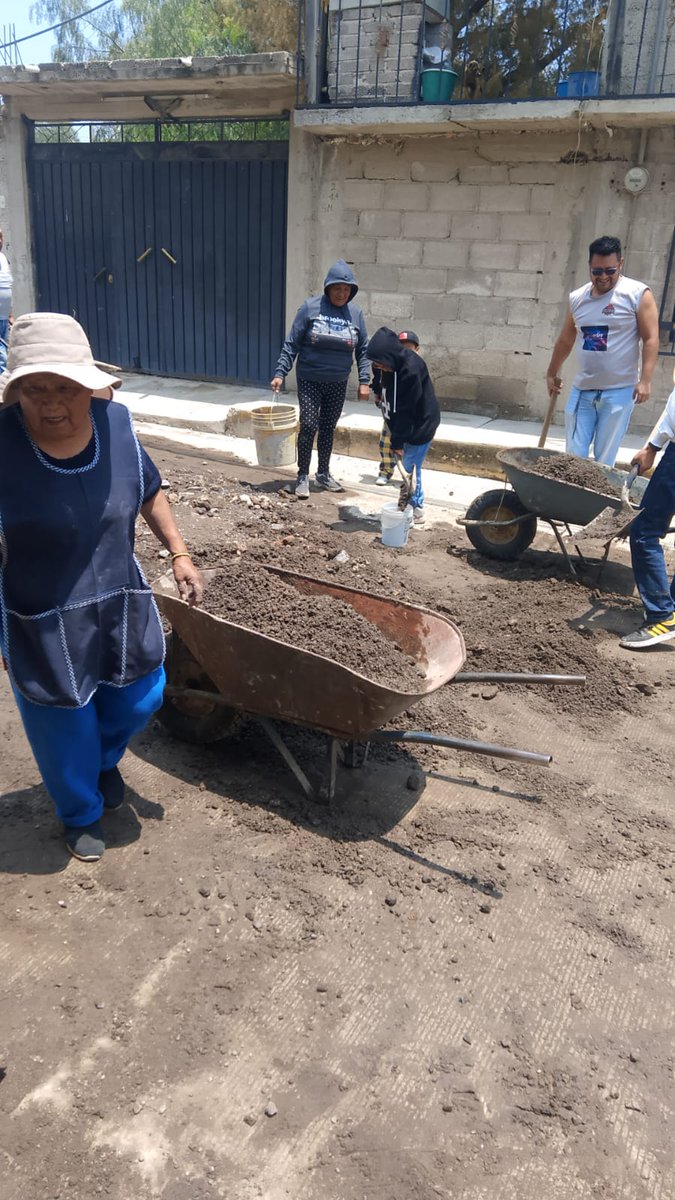 AscencionP40092's tweet photo. Ante la falta de obras y servicios ,el pueblo se organiza para mejorar su calidad de vida .el gobierno en lugar de resolver se burla de la gente con su actitud omisa #GobEdomexNoAtiendeALaGente https://t.co/E6EVoyIZ3G