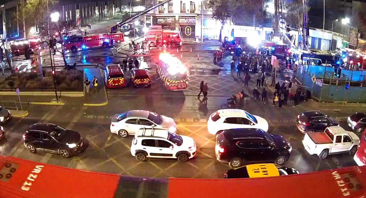 TTISantiago's tweet photo. Actualización (19:35). Se mantiene el tránsito SUSPENDIDO en Alameda al oriente altura de Abate Molina, debido a incendio estructural en local comercial. Bomberos trabaja en controlar el siniestro en este punto. Situación genera congestión. Opte por Arica>Blanco Encalada hacia el oriente #Santiago