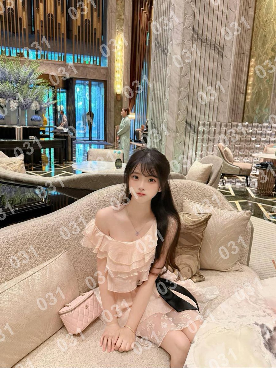 dniro4doe's tweet photo. 周溪社区
👉助理@chunlibey
看上了请截图妹子便客服快速安排
#南城
#东莞
我们就是这样苍老的，从时光的一端辗转到时光的另一端，请别说再见，不需要再见。 https://t.co/ml00cv5sVD