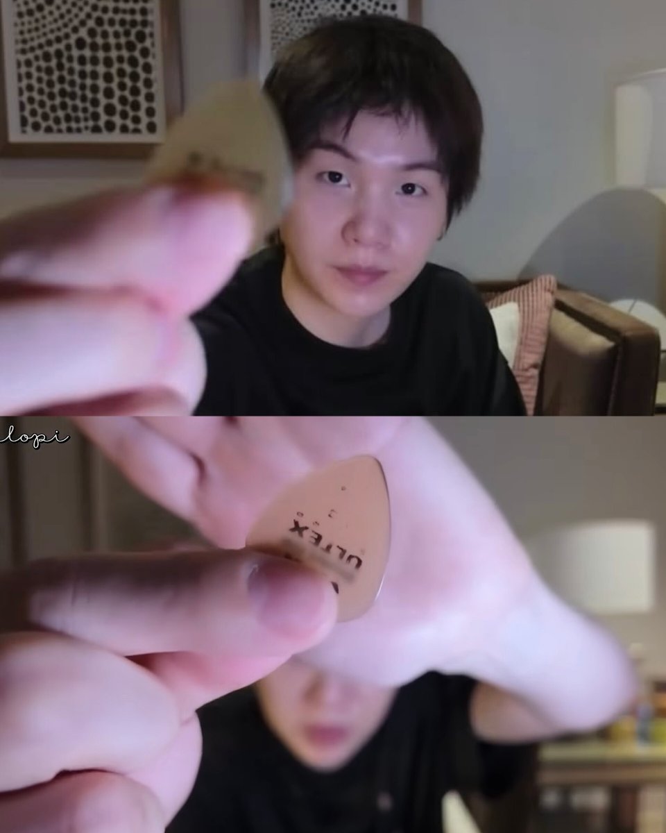 DataAgustD's tweet photo. Yoongi showing us his guitar picks

~ 🐱🎸 https://t.co/QxdvFrvjSj