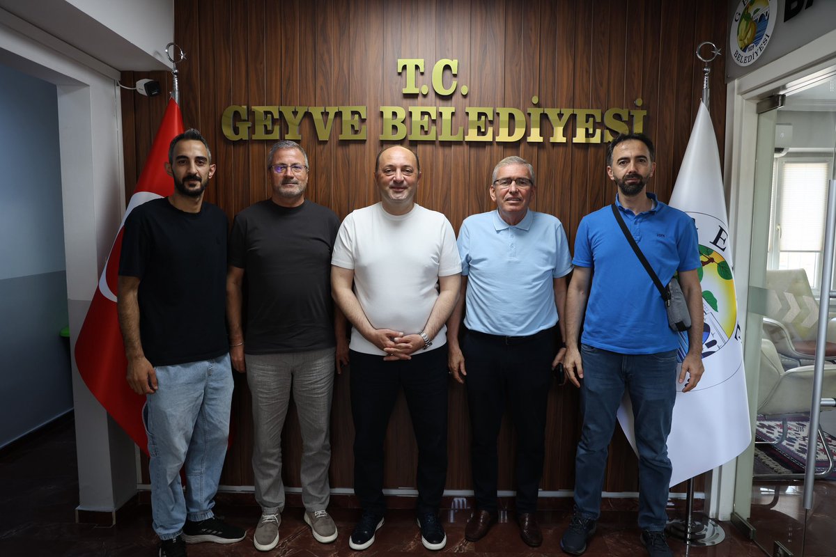 YasarZimba's tweet photo. Başkan Vekilim Neşet Çalır ile birlikte Geyve Belediye Başkanı Selçuk Yıldız’ı Ziyaret ettik. Gerçekleşen ziyarette Belediye Spor Koordinatörü Memduh Sakarya ile spor çalışanı Gürkan Kaya da hazır bulundu.  Nezaketi ve ev sahipliği için Sayın başkana teşekkür ederiz. https://t.co/n2nnqVFmR2