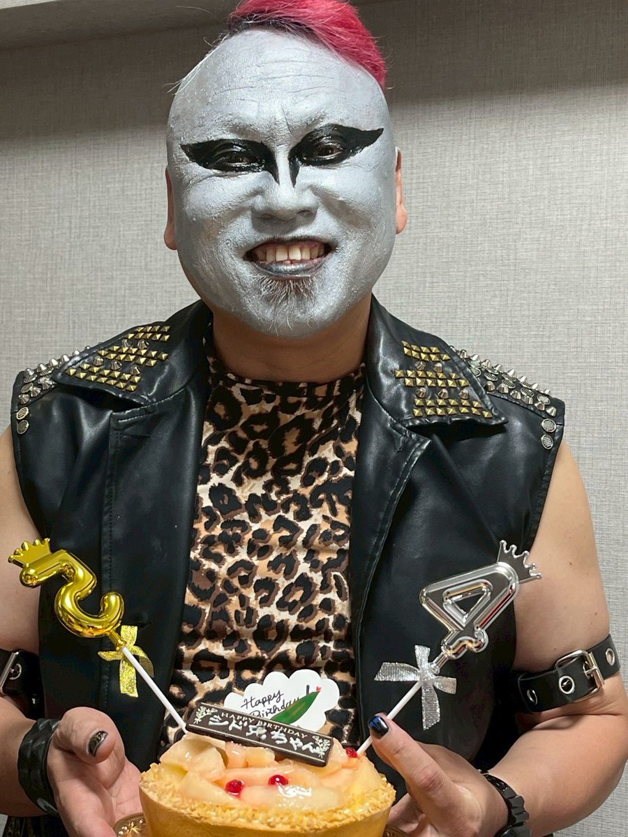 chie_666_ace's tweet photo. 聖飢魔II 日本特殊陶業市民会館フォレストホール行ってきました😊
Xにはもうほとんど居ませんが生きてます🥹
お会いできた方々、身体大丈夫？大事にしてね😭と声掛けして下さり本当にありがとうございました🥲💗
仲魔のお誕生日会も出来たし
ごろちゃんのメイクも見れたし🤣皆お土産もありがとう〜！ https://t.co/K2dOHQ7F1A