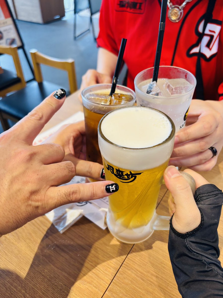chie_666_ace's tweet photo. 聖飢魔II 日本特殊陶業市民会館フォレストホール行ってきました😊
Xにはもうほとんど居ませんが生きてます🥹
お会いできた方々、身体大丈夫？大事にしてね😭と声掛けして下さり本当にありがとうございました🥲💗
仲魔のお誕生日会も出来たし
ごろちゃんのメイクも見れたし🤣皆お土産もありがとう〜！ https://t.co/K2dOHQ7F1A