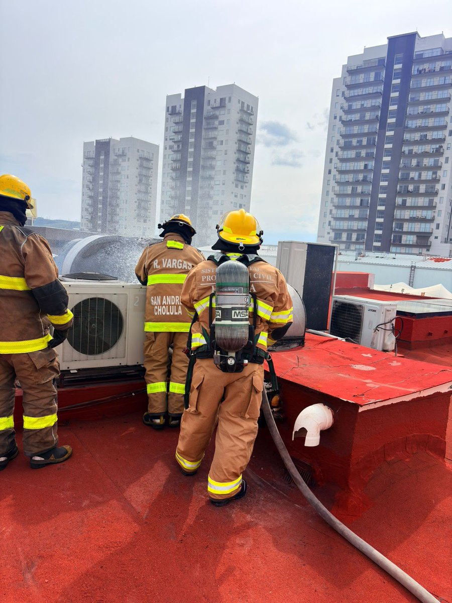 PCGobPue's tweet photo. 🔥 En atención a un reporte de incendio en San Andrés Cholula, el @Gob_Puebla, a través de esta Coordinación, combatió el fuego originado en el sistema extractor del área de cocina.
 
#PorAmorAPuebla https://t.co/J12jfeMexD