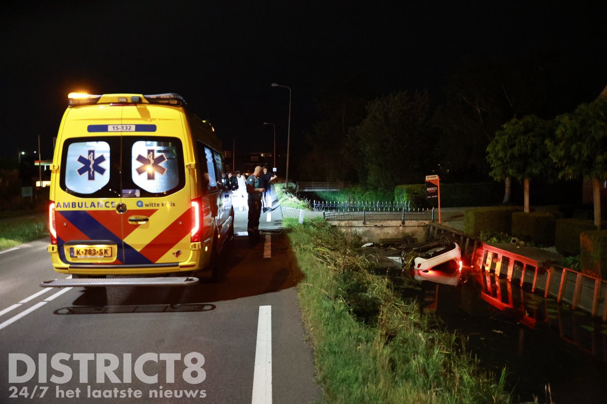 Auto van de weg geraakt en op de kop in sloot beland