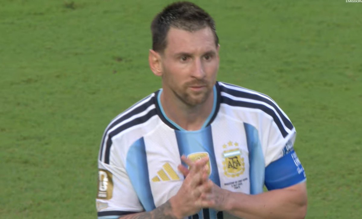 lucascomenta_'s tweet photo. Messi gag com a defesa do Vozinha  #ARGxCBV https://t.co/7Ld6sNwgNm