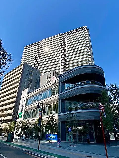 propally_sensei's tweet photo. 僕らの埼玉（地元です）
その首都とも言える存在が『大宮』です。

埼玉県民であれば、
「とりあえず大宮。」
という言葉に違和感を覚える方は、わりと少ないと思っています。

買い物も
飲み会も
待ち合わせも
県外へ出掛ける時も

気付けば大宮。

そんな方も多いのではないでしょうか。

冷静に見ても、
大宮は埼玉県最大の交通・商業・ビジネスの中心地です。

実際、大宮駅には

🚃JR
京浜東北線／宇都宮線／高崎線／埼京線／川越線／湘南新宿ライン／上野東京ライン

🚄新幹線
東北・北海道新幹線（はやぶさ・はやて・やまびこ・なすの）／山形新幹線（つばさ）／秋田新幹線（こまち）／上越新幹線（とき・たにがわ）／北陸新幹線（かがやき・はくたか・あさま）

🚋私鉄・新交通
東武アーバンパークライン／ニューシャトル

が通い、乗り入れ路線の数は東京駅に次いで日本第2位！
実はあの上野よりも大宮の方が多いんです。
一日の乗降客数も全国トップクラスを誇ります。

埼玉県内だけでなく、
東日本全体を結ぶ巨大な交通結節点
それが大宮なんです。

そして、そんな大宮で今、
街の未来を左右する一大プロジェクトが進んでいます。

その中心となるのが、
「大宮駅グランドセントラルステーション化構想」
略して「大宮GCS化構想」です。

さいたま市を中心に、
JR東日本などと連携して進められている大規模再開発。

駅周辺では、
・駅前広場の再編
・東西駅前の一体化
・歩行者ネットワークの整備
・駅機能の高度化
・周辺街区の再開発
などが段階的に進められています。

既に東口では2022年に
複合商業施設「大宮門街（おおみやかどまち）」が開業。
行政機能や商業施設、オフィスなどが集まり、駅前の新たなランドマークとして街の顔を変え始めています。

西口でも2024年に
「大宮サクラスクエア」が誕生。
地下2階・地上28階建て、総戸数522戸
GCS構想の先駆けとも言える存在です。

さらに2025年には桜木駐車場跡地を活用した
「桜木PPJ（仮称）」が着工。
商業施設、オフィス、フィットネス、MICE（会議・展示会）機能などを備えた複合施設として、2027年の完成を予定しています。

「一棟のビルを建てる再開発」ではなく、
駅そのもの、
そして街そのものを書き換えようとしているプロジェクトなんです。

さいたま市が掲げる将来像は、
「東日本の対流拠点」。

つまり大宮は、
「埼玉県の中心」であることに満足していません。
東日本全体の人・モノ・ビジネスが集まる拠点を目指しているんです。

埼玉県民にとって、
大宮は昔から当たり前の存在でした。

でも今、この街を見ていると、
「埼玉で一番大きな街」
そんな言葉だけでは、もう語れない存在になろうとしている気がします。

東京を追いかける街ではない。
東日本の玄関口から、東日本の中心地へ。

僕らの埼玉
その首都とも言える存在は、
今、新しいステージへ歩み始めています。