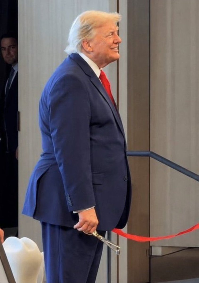 bluhue123's tweet photo. How heavy is Trump now? 

1• Less than 280lbs
2• 280lbs
3• More than 280lbs https://t.co/zJnpnOr7JQ