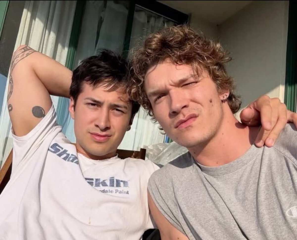 smyanov's tweet photo. Short au #hollanov onde:

Ilya e Shane são melhores amigos. E o novo amigo de Ilya, Troy, pede sua ajuda para chegar em Shane, e mesmo hesitante, Ilya resolve o ajuda.

Ou

Rozanov começa a perceber o que sente por Hollander quando ele começa a sair com seu colega de time. https://t.co/9vgBXph1tJ