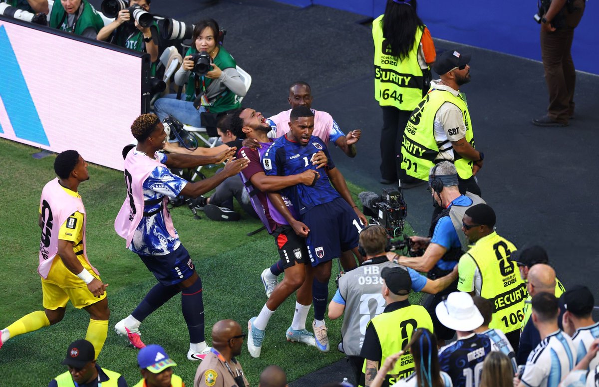 ActuFoot_'s tweet photo. 🤝 Match nul contre l'Espagne 🇪🇸

🤝 Match nul contre l'Uruguay 🇺🇾

🤝 Match nul contre l'Arabie saoudite 🇸🇦

❌ Élimination après avoir emmené l'Argentine 🇦🇷 en prolongations

La première Coupe du monde de l'histoire du Cap-Vert : ABSOLUTE CINEMA. 🍿

MERCI POUR TOUT. 🫡😍 https://t.co/Qot7GncNS7
